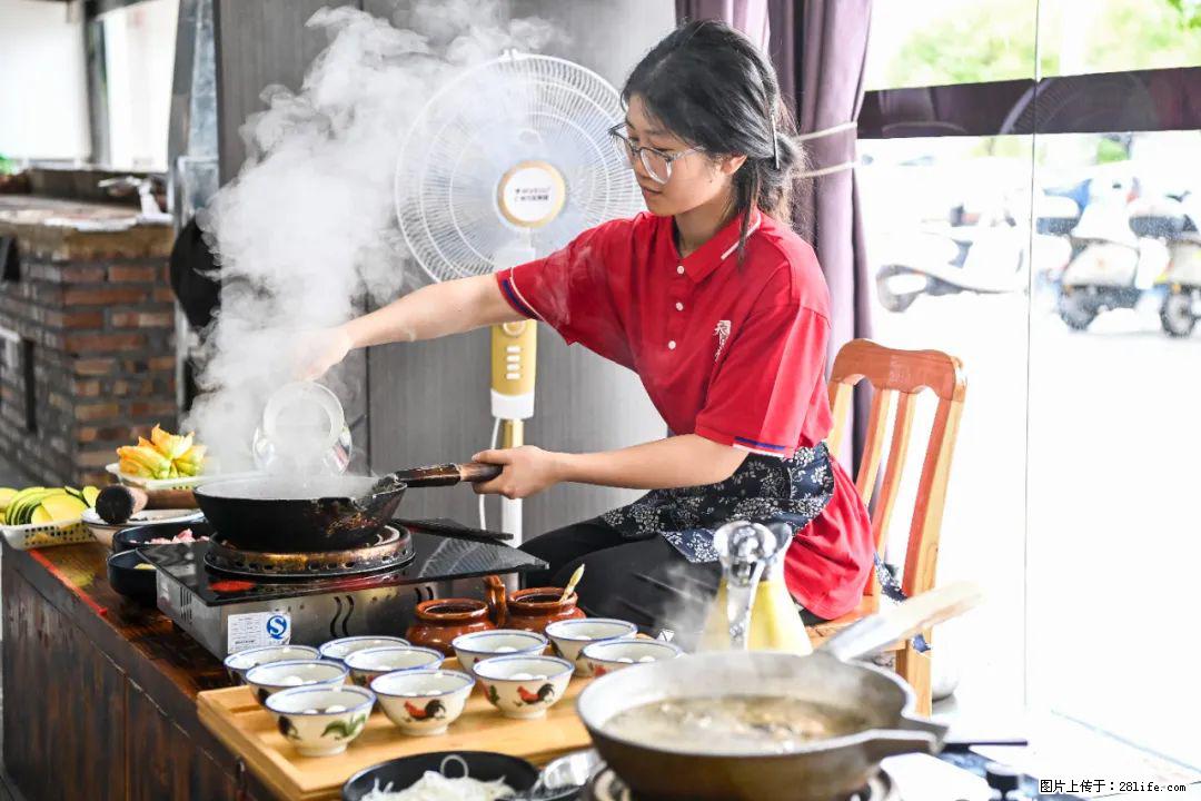 全网追的“扁担女孩”，找了一份暑假工，时薪12元 - 烟台生活资讯 - 烟台28生活网 yt.28life.com